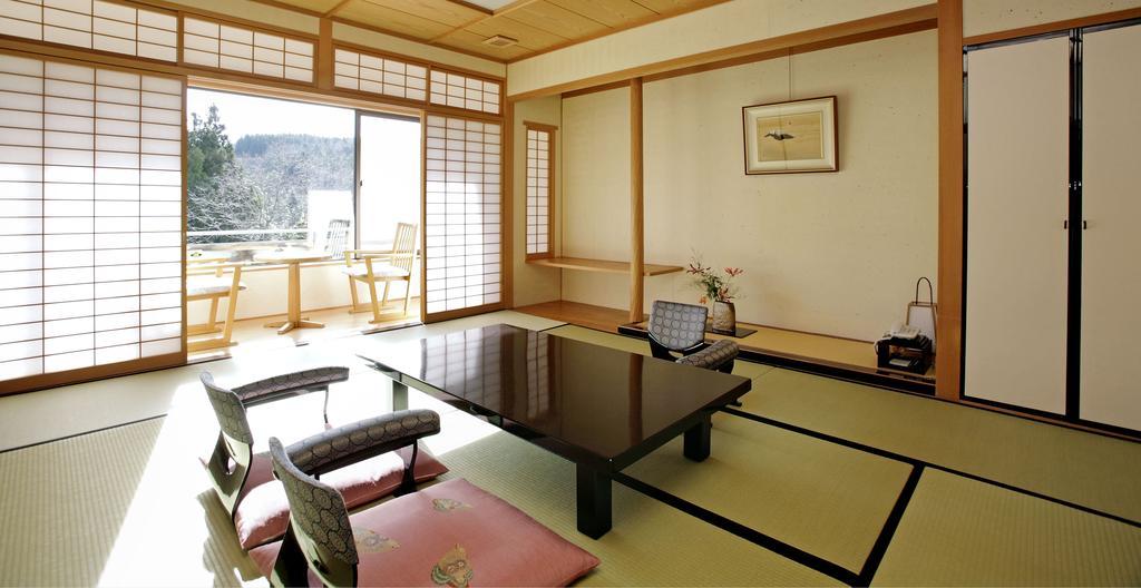 Menard Aoyama Resort: Wafukan Utatsukasa Iga Exterior photo